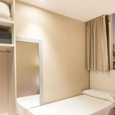 Hostal Bcn Ramblas Barcelona Bagian luar foto