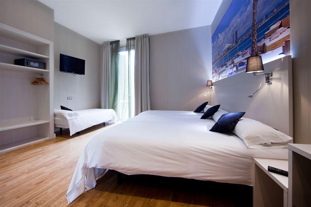 Hostal Bcn Ramblas Barcelona Bagian luar foto