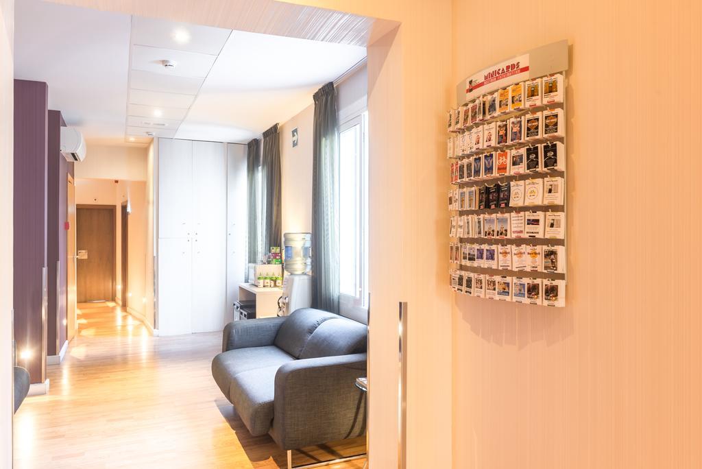 Hostal Bcn Ramblas Barcelona Bagian luar foto
