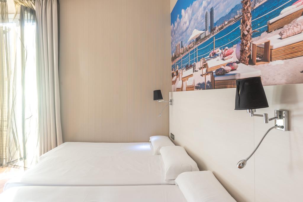 Hostal Bcn Ramblas Barcelona Bagian luar foto