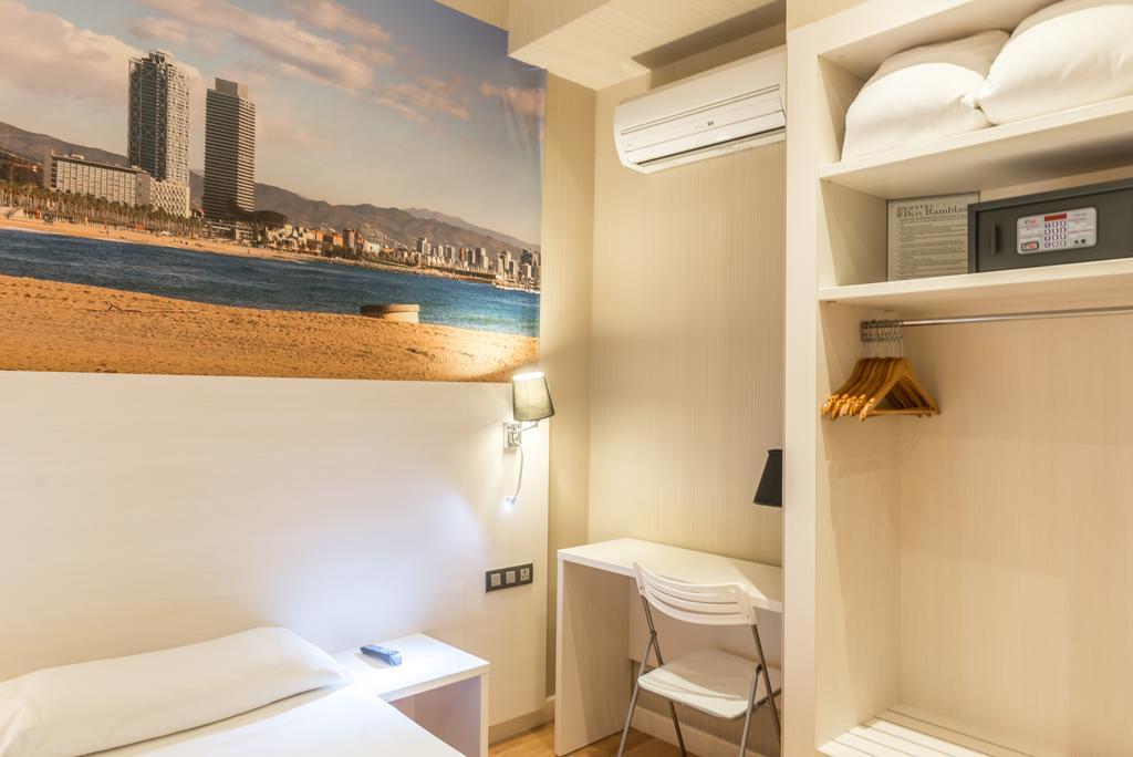 Hostal Bcn Ramblas Barcelona Bagian luar foto