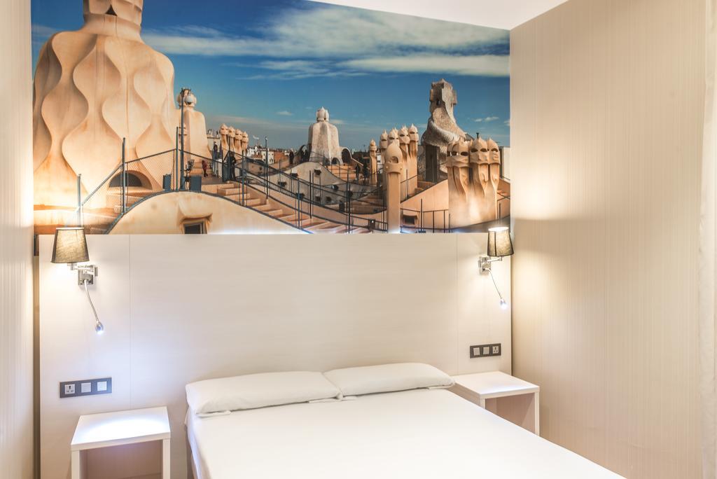 Hostal Bcn Ramblas Barcelona Bagian luar foto