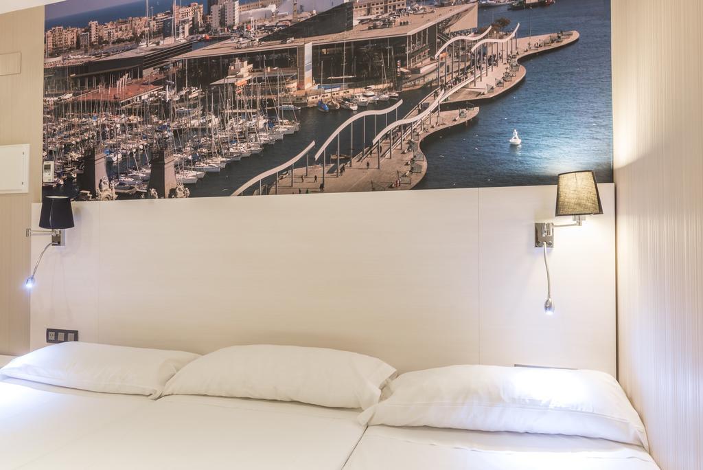 Hostal Bcn Ramblas Barcelona Bagian luar foto