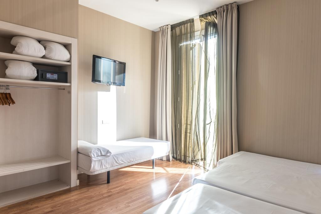 Hostal Bcn Ramblas Barcelona Bagian luar foto