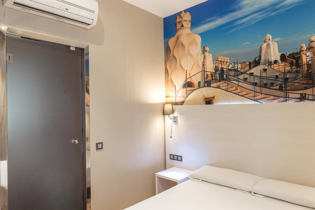 Hostal Bcn Ramblas Barcelona Bagian luar foto