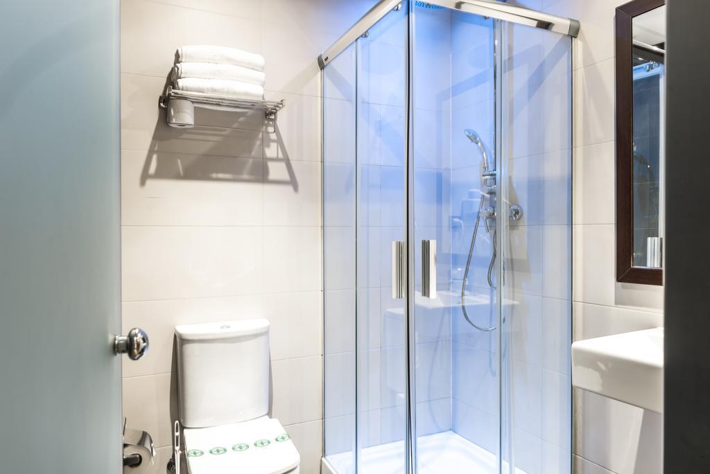 Hostal Bcn Ramblas Barcelona Bagian luar foto