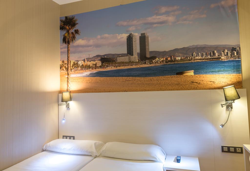 Hostal Bcn Ramblas Barcelona Bagian luar foto