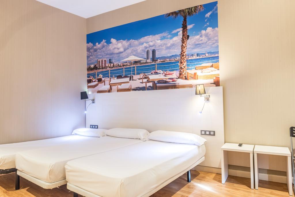 Hostal Bcn Ramblas Barcelona Bagian luar foto