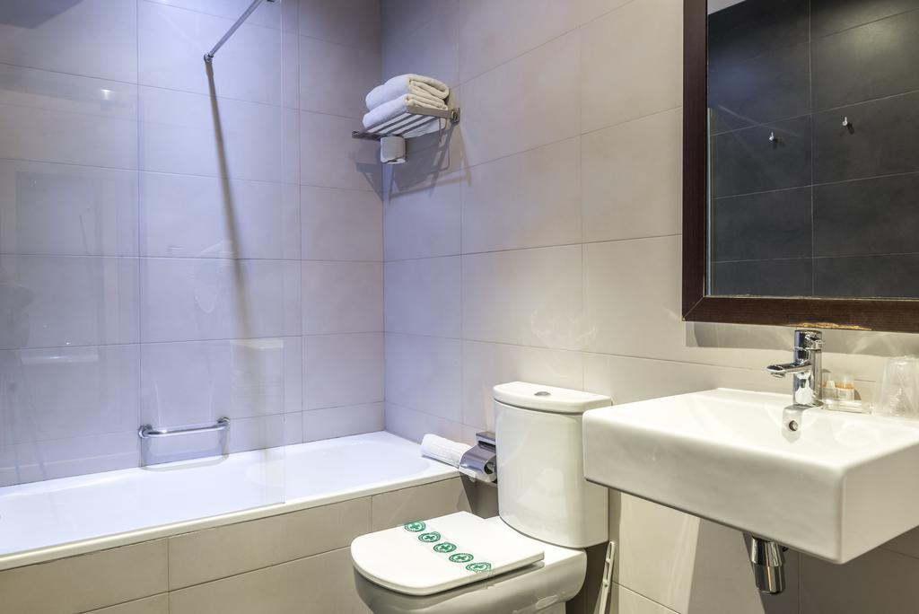 Hostal Bcn Ramblas Barcelona Bagian luar foto