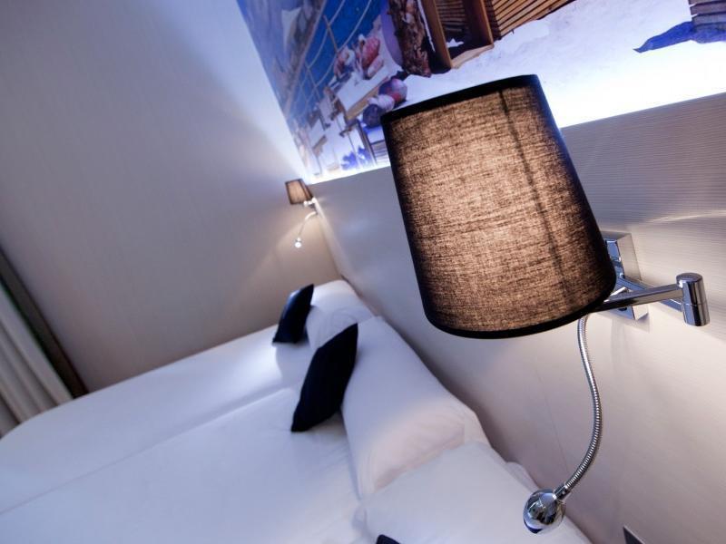 Hostal Bcn Ramblas Barcelona Bagian luar foto
