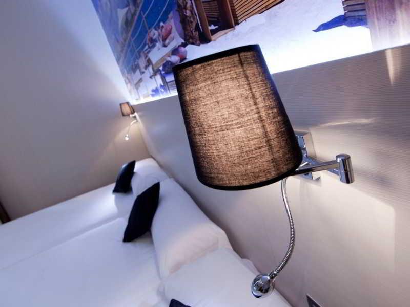Hostal Bcn Ramblas Barcelona Bagian luar foto